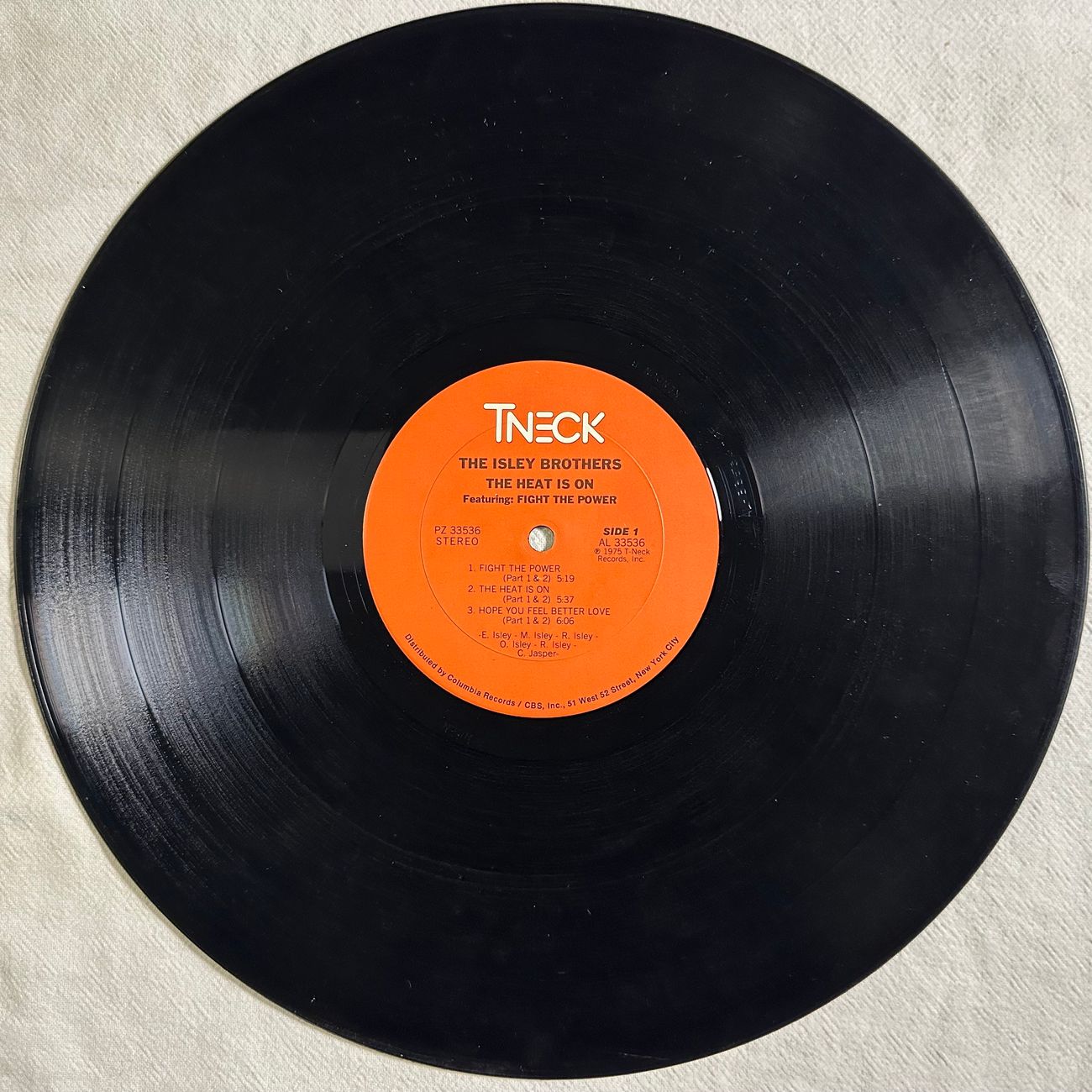 THE ISLEY BROTHERS - FEATURING FIGHT THE POWER - THE HEAT IS ON 1975 Soul  