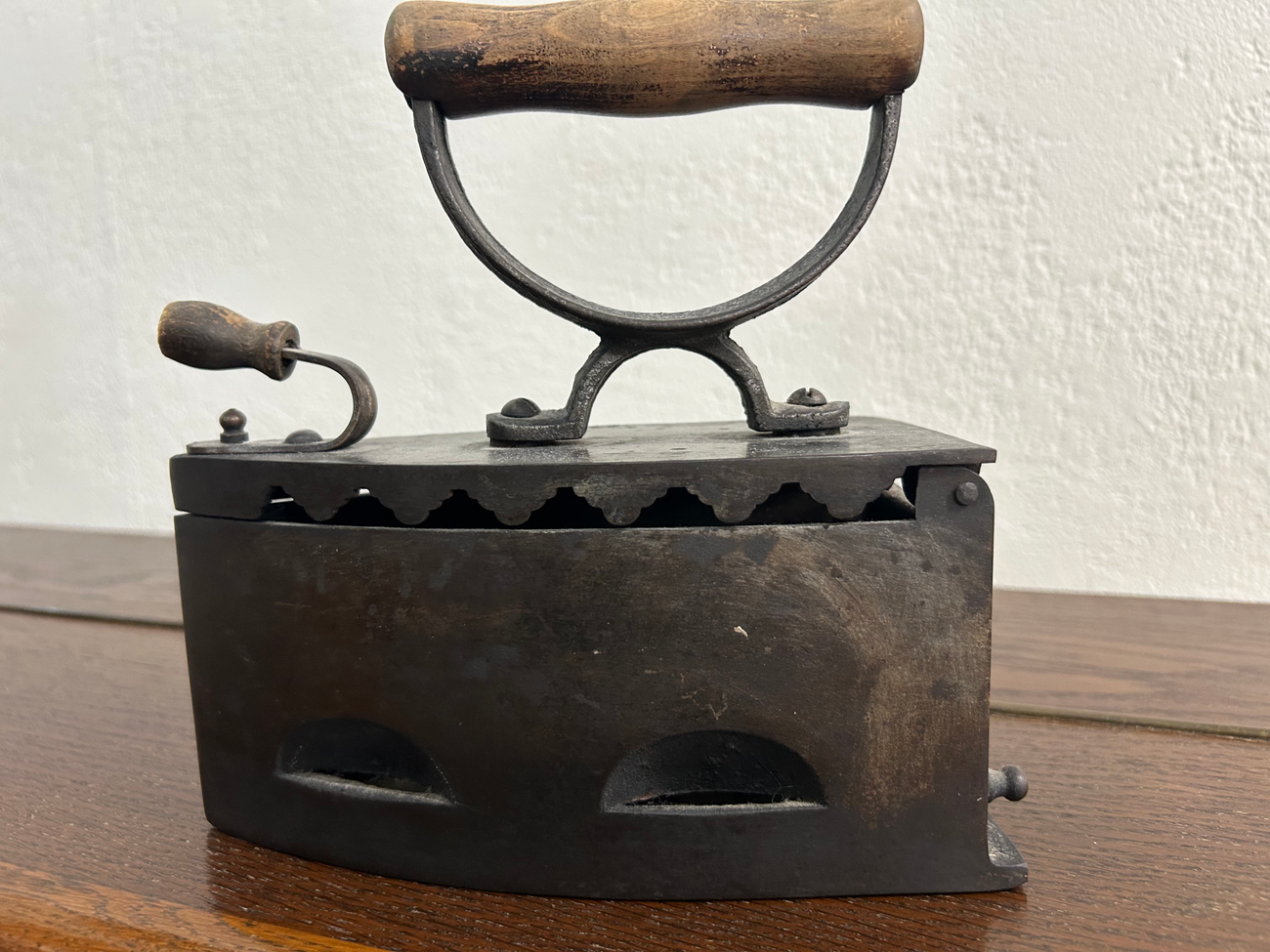 Antikes Kohlebügeleisen aus Gusseisen    