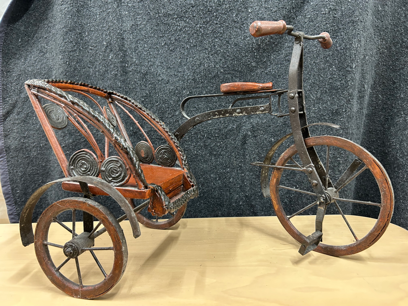 Velo mit Seitenwagen  Spielzeuge  